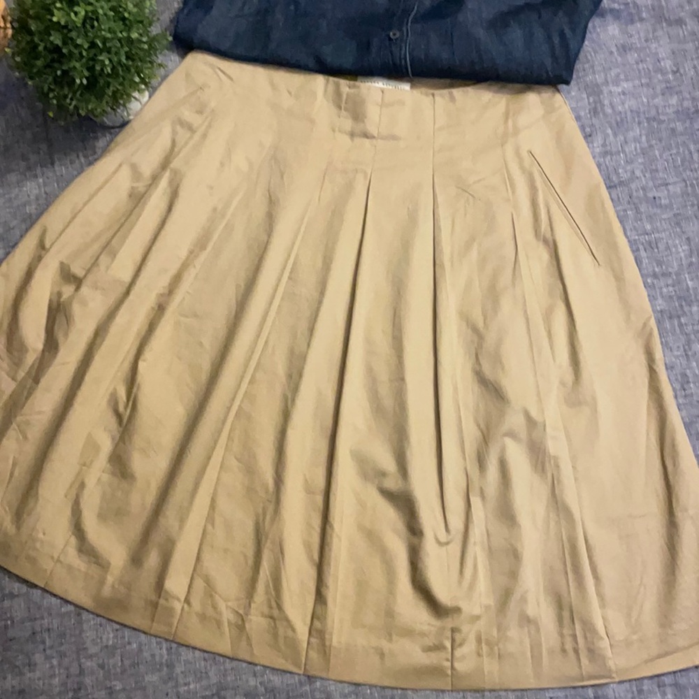 Banana Republic pleated khaki skirt with pockets